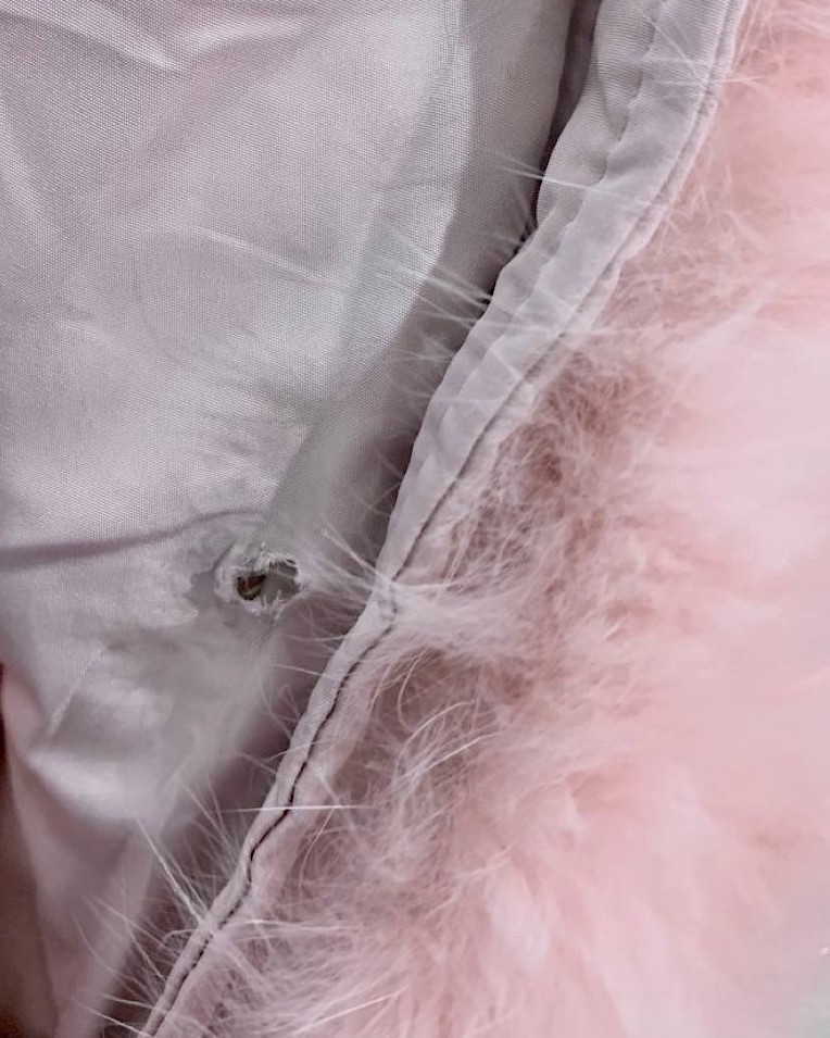 Удлиненный пуховик с мехом вдоль молнии розовый