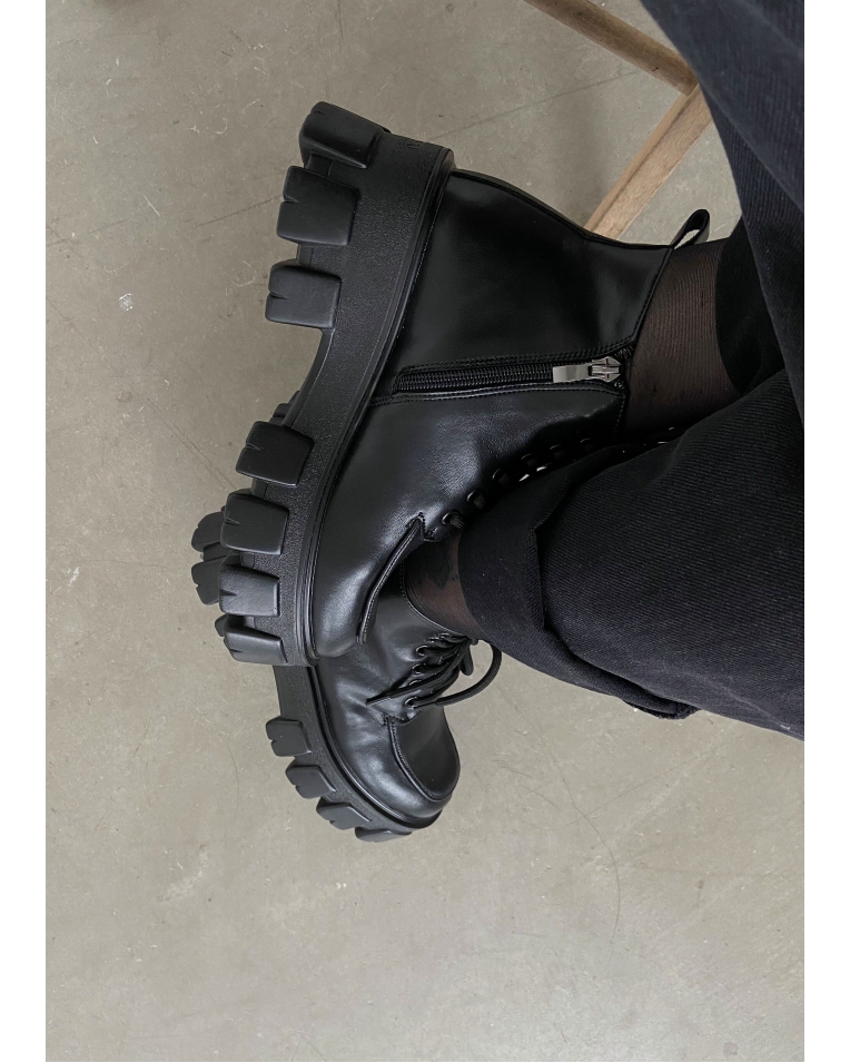 Кожаные ботинки на шнуровке черные